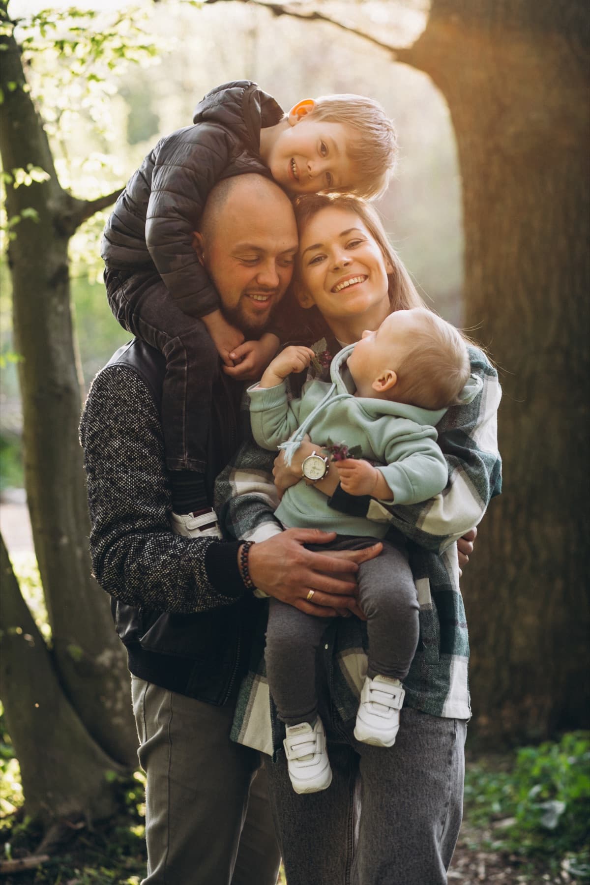 Família com crianças ao ar livre, representando o planejamento entre gerações